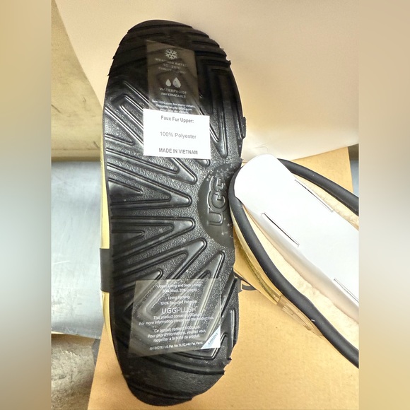 UGG Kids Classic Clear mini beige waterproof winter boot. - Picture 3 of 3